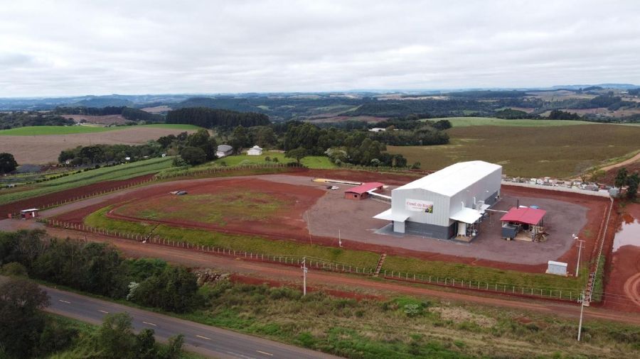 Vista aérea da fábrica da Crowil do Brasil em Francisco Beltrão, PR